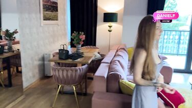 Сотрудник отеля вылизывает киску и трахает постоялицу за хороший отзыв