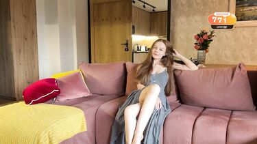 Сотрудник отеля вылизывает киску и трахает постоялицу за хороший отзыв