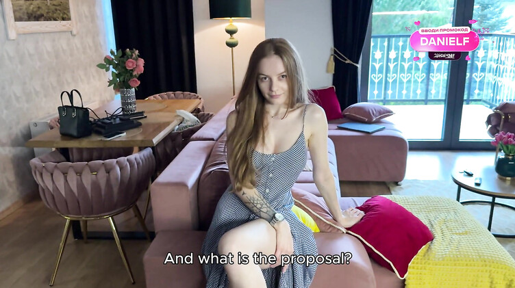 Сотрудник отеля вылизывает киску и трахает постоялицу за хороший отзыв