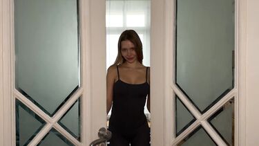 Блондинистая русская служанка трахается с клиентом за хорошие чаевые