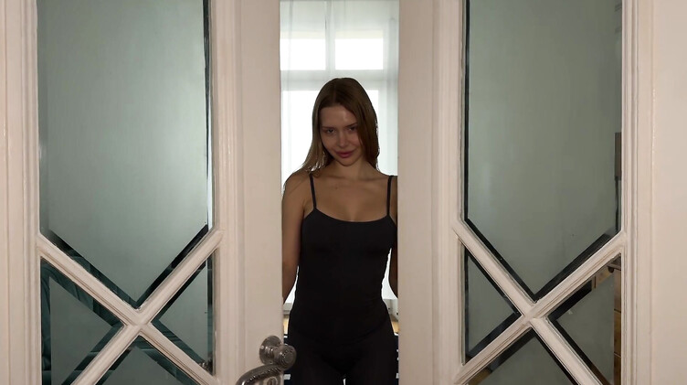 Блондинистая русская служанка трахается с клиентом за хорошие чаевые