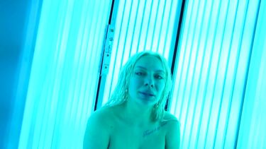 Работник солярия прожаривает киску милфы с силиконовыми сиськами