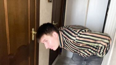 Пасынок выебал в жопу зрелую мачеху в чулках уронившую бусы под диван