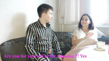 Пасынок выебал в жопу зрелую мачеху в чулках уронившую бусы под диван