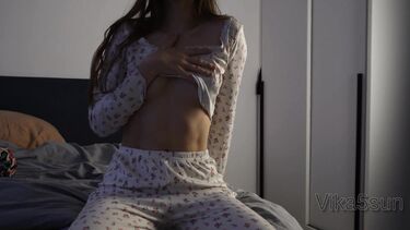 Вика в пижаме мастурбирует киску перед сном