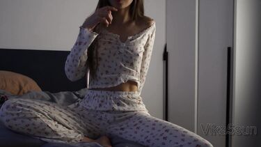 Вика в пижаме мастурбирует киску перед сном
