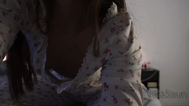 Вика в пижаме мастурбирует киску перед сном