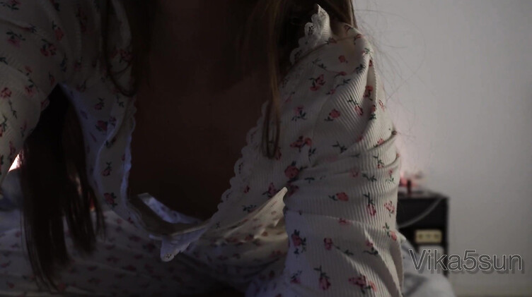 Вика в пижаме мастурбирует киску перед сном