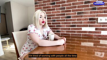 Сводная сестра зарабатывает на ОнлиФанс и попросила брата трахнуть ее на видео