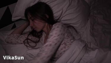 Красивая мастурбация перед сном под порно