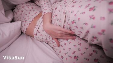 Красивая мастурбация перед сном под порно