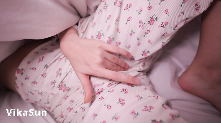 Красивая мастурбация перед сном под порно