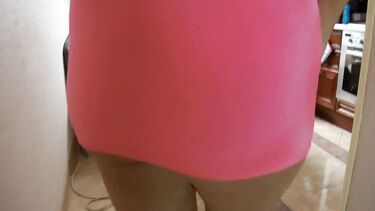 Зрелая и молодой: Зрелая русская жена сосет член курьеру из доставки пиццы на кухне