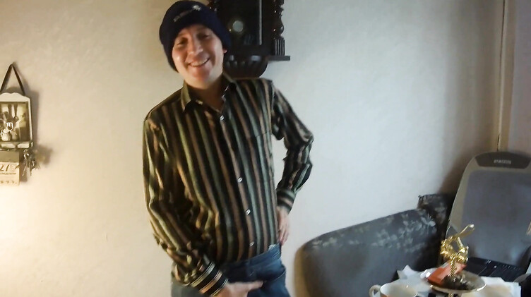 Зрелая русская жена сосет член курьеру из доставки пиццы на кухне