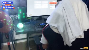 Пацаны на домашней вечеринке трахают худую девку на глазах у ее мужа