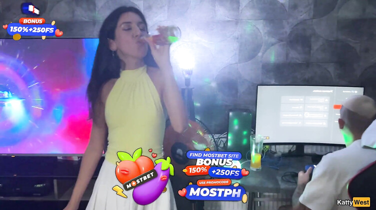 Пацаны на домашней вечеринке трахают худую девку на глазах у ее мужа