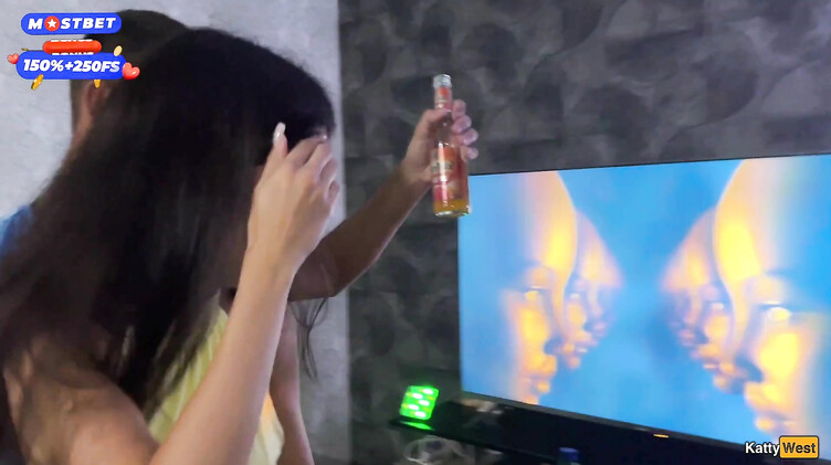 Katty West: Пацаны на домашней вечеринке трахают худую девку на глазах у ее мужа