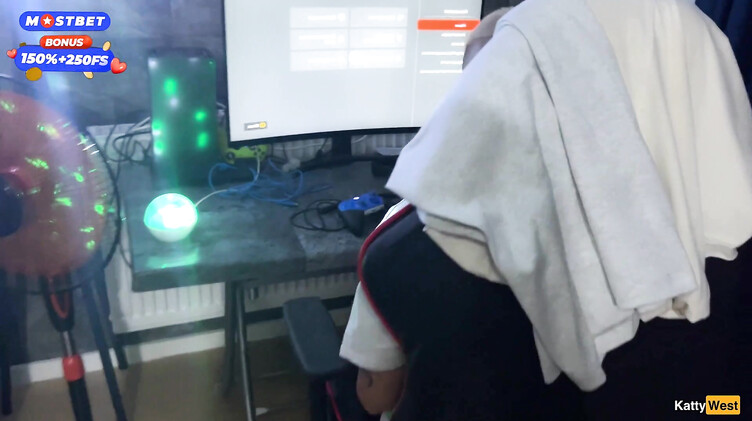 Жена друга: Пацаны на домашней вечеринке трахают худую девку на глазах у ее мужа