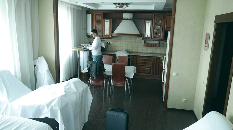 Служанка призрак сосет член и трахается с новым жильцом