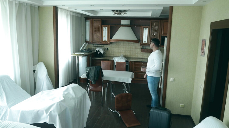 Служанка призрак сосет член и трахается с новым жильцом