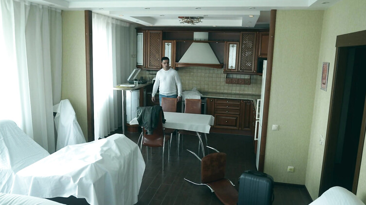 Luna Roulette: Служанка призрак сосет член и трахается с новым жильцом