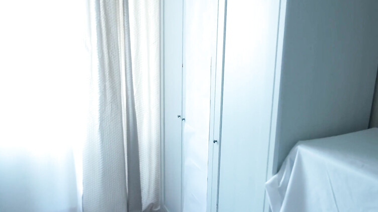 Служанка призрак сосет член и трахается с новым жильцом