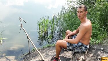 Изменяет мужу сексом с рыбаком на берегу реки