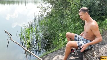 Изменяет мужу сексом с рыбаком на берегу реки