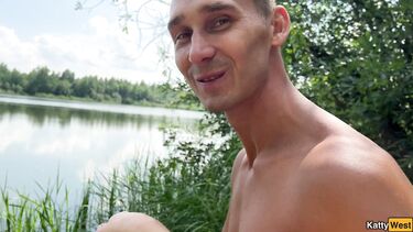 Изменяет мужу сексом с рыбаком на берегу реки