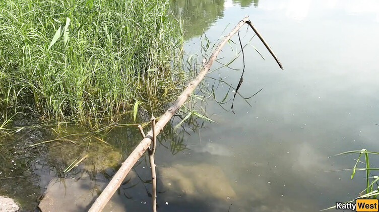 Изменяет мужу сексом с рыбаком на берегу реки