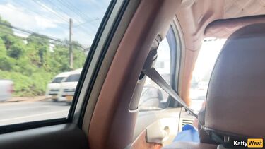 Русская брюнетка рискованно сосет в такси парню за спиной водителя