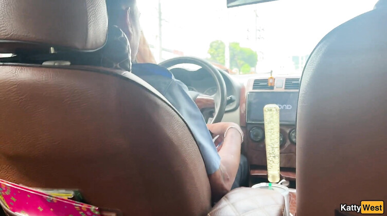 Русская брюнетка рискованно сосет в такси парню за спиной водителя