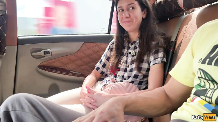 Такси: Русская брюнетка рискованно сосет в такси парню за спиной водителя