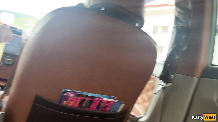 Русская брюнетка рискованно сосет в такси парню за спиной водителя