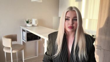 Риэлторша ебется в жопу с клиентом в качестве бонуса за покупку квартиры