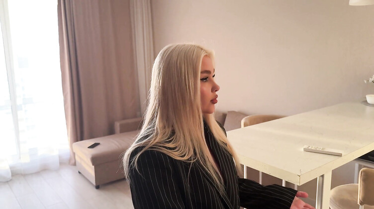 Риэлторша ебется в жопу с клиентом в качестве бонуса за покупку квартиры