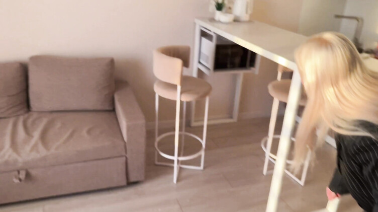 Риэлторша ебется в жопу с клиентом в качестве бонуса за покупку квартиры