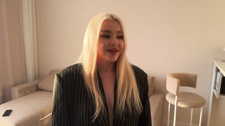 Риэлторша ебется в жопу с клиентом в качестве бонуса за покупку квартиры