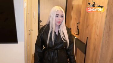 Вызвал шлюху, а на еблю приехала мама девушки