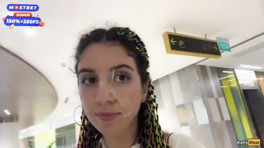 Русская отсосала в туалете торгового центра и ходит со спермой на лице