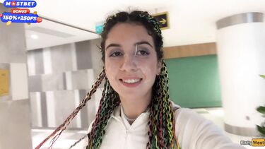 Селфи: Русская отсосала в туалете торгового центра и ходит со спермой на лице