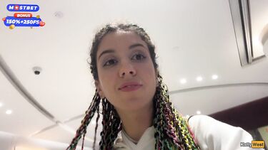 Русская отсосала в туалете торгового центра и ходит со спермой на лице