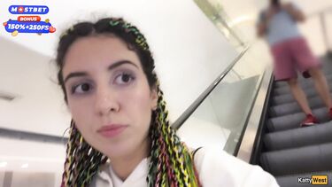 Публичное порно: Русская отсосала в туалете торгового центра и ходит со спермой на лице