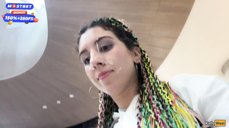 Русская отсосала в туалете торгового центра и ходит со спермой на лице