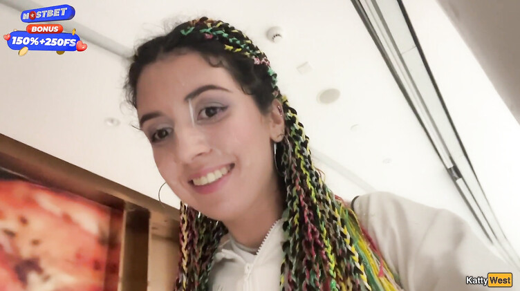 Русская отсосала в туалете торгового центра и ходит со спермой на лице