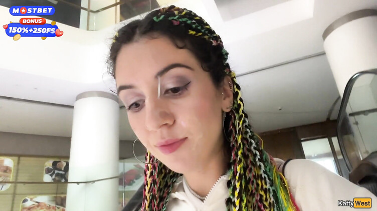 Русская отсосала в туалете торгового центра и ходит со спермой на лице