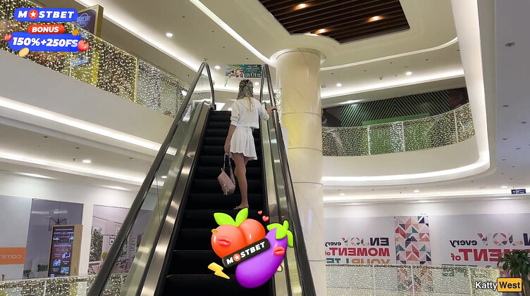 Русская отсосала в туалете торгового центра и ходит со спермой на лице