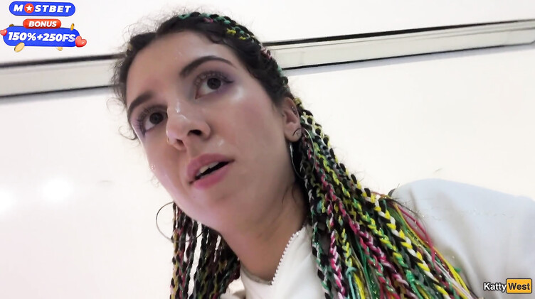 Русская отсосала в туалете торгового центра и ходит со спермой на лице