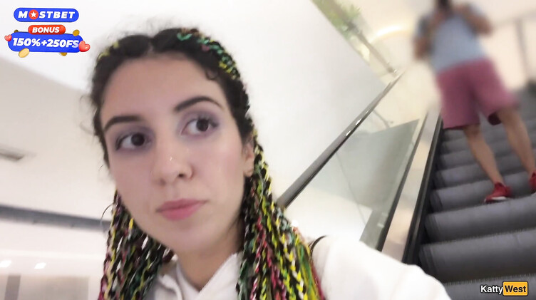 Русская отсосала в туалете торгового центра и ходит со спермой на лице