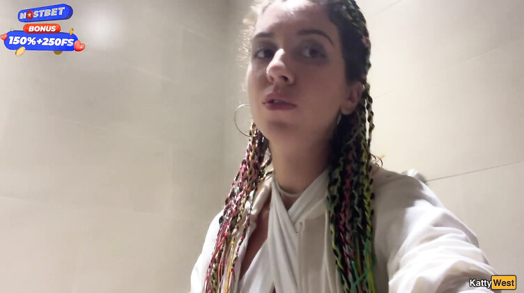 Русская отсосала в туалете торгового центра и ходит со спермой на лице